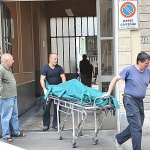 Tenta di entrare in casa dell'amica, cade dal quinto piano e muore