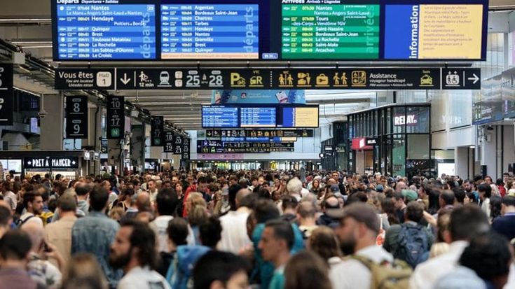 Olimpiadi di Parigi, nuovo attacco alle infrastrutture sensibili: tranciati i cavi della fibra ottica. Arrestato un estremista di sinistra: tentava un altro sabotaggio di treni