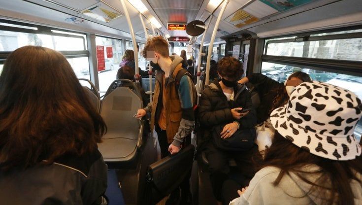Toscana, da domani controlli sul Green Pass per chi usa bus e treni
