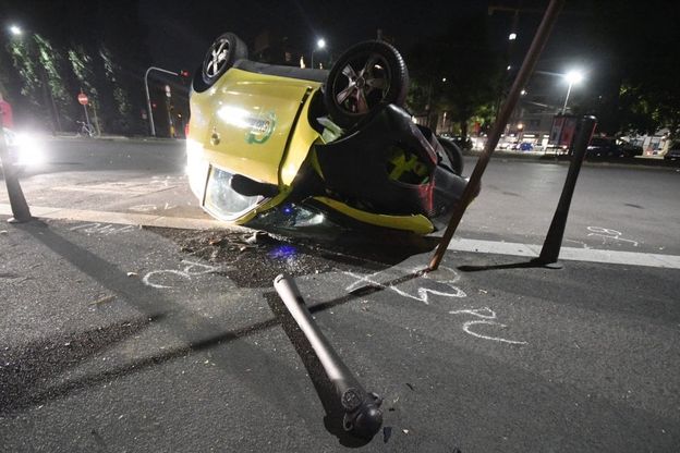 Milano, l'auto del car sharing si ribalta dopo un tentativo di rapina: ferita 19enne a bordo