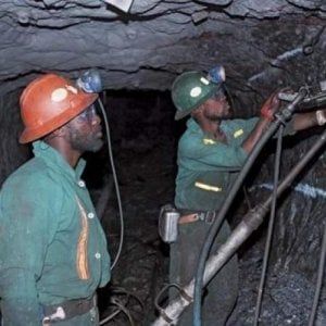 Sudafrica, operai in sciopero in una miniera d’oro: i proprietari cinesi sono "arroganti, brutali e sfruttatori"