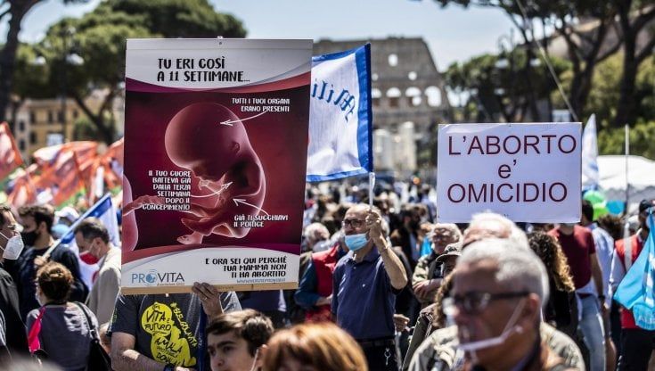 L'Asl di Torino dà il via libera alle associazioni Pro vita nei consultori è polemica