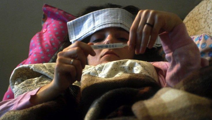 Covid-19, l'epidemiologo Vitale: “Vaccinatevi anche contro l’influenza, il virus è tornato"