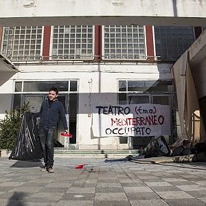 Raid nel Teatro Mediterraneo occupato. Gli artisti: "Lasciati soli"