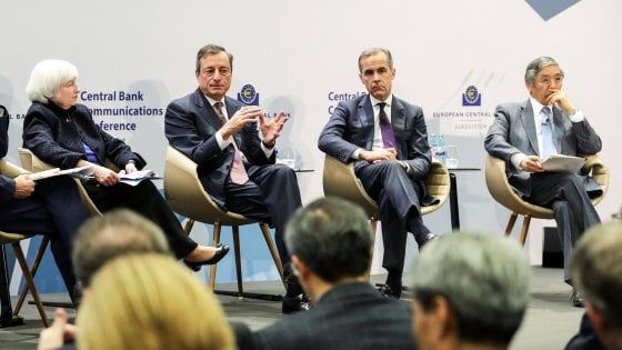 Draghi tra i "fantastici quattro" della politica monetaria: "La forward guidance è stato un successo"