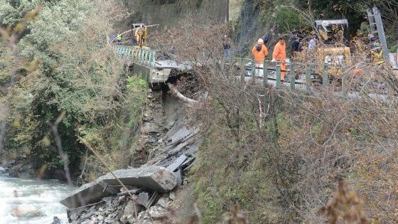 Maltempo a Genova, frana la strada, isolata San Carlo di Cese