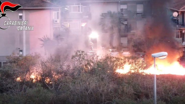 Catania, l'incendio appiccato dai pusher per distruggere le telecamere dei carabinieri. Scatta il blitz
