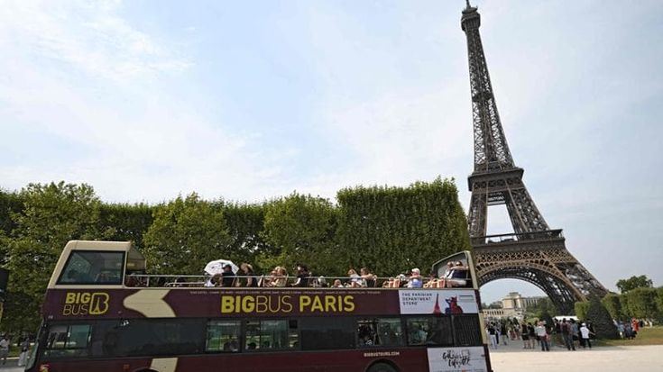 Parigi contro l’invasione dei bus turistici. “Riempiono gli spazi all’inverosimile: serve un tetto”