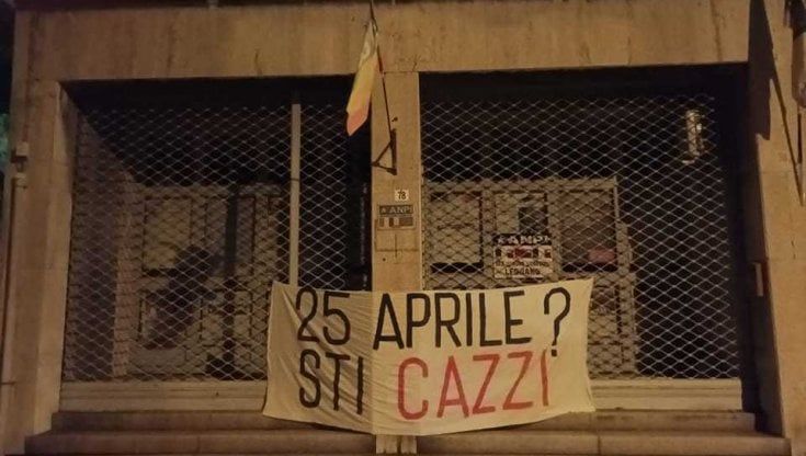 Striscione contro il 25 Aprile a Legnano sulla sede dell'Anpi, un "cittadino democratico e antifascista" lo rimuove