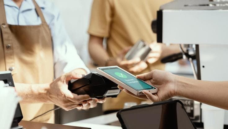 Pagamenti digitali per tre cittadini su quattro