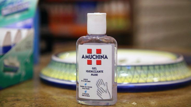 Amuchina. "Qui nella fabbrica  dell’oro trasparente  non ci fermiamo mai”