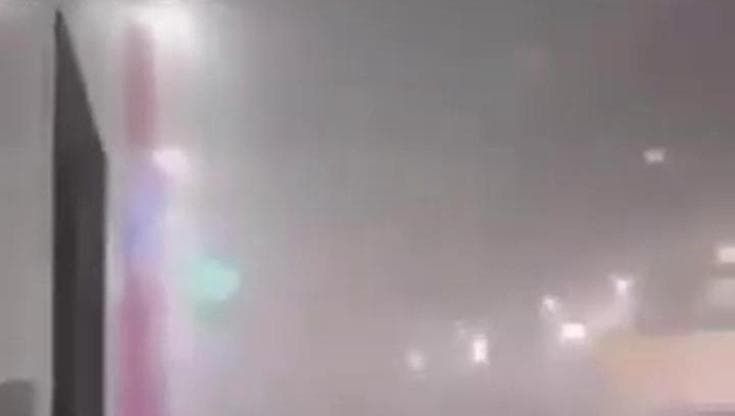 Arabia Saudita. Il panico, la fuga, i detriti: le immagini del raid Houthi all'aeroporto di Riad