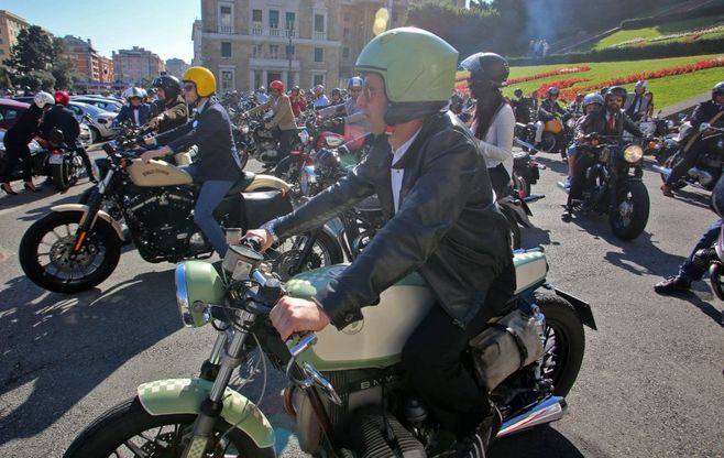 Genova, da "Motociclisti gentiluomini" 3 mila euro contro il cancro. Passerella di 220 moto d'epoca con centauri in abiti vintage