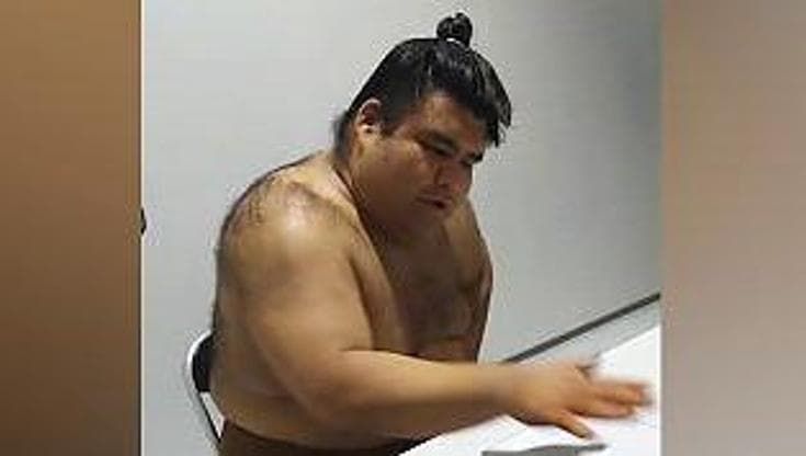 Giappone, ecco come 'firma' gli autografi un lottatore di sumo 