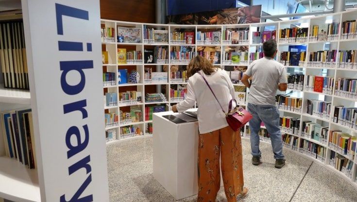 Cagliari, inaugurata la prima biblioteca in aeroporto aperta a tutti: mille libri per creare un rapporto tra abitanti e viaggiatori
