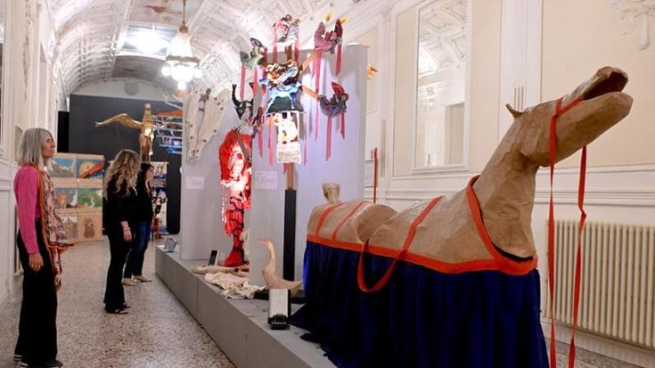 Il teatro di Giuliano Scabia, creature bizzarre e burattini ora in mostra alla Pergola
