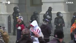 Assalto al Congresso Usa, la polizia usa gas lacrimogeni per disperdere i manifestanti