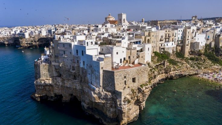 Forbes incorona Polignano a Mare: "Piccola gemma di città con ottimi frutti di mare"