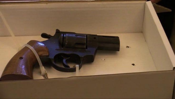 Il karaoke fa troppo rumore, il vicino si presenta al bar con la pistola: "Ora basta"