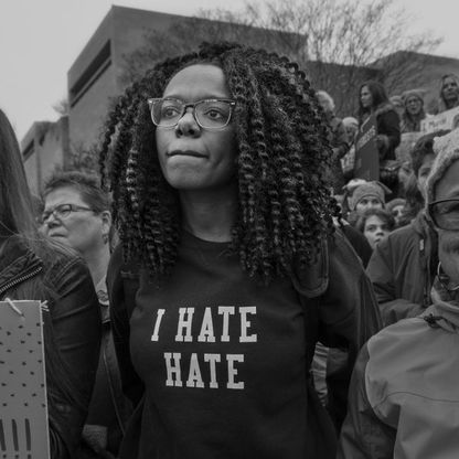 Donne in marcia contro Trump: a Bologna gli scatti di Larry Fink