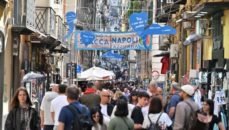 Napoli, attesi oltre 680 mila turisti per il ponte: prolungato l’orario dei trasporti