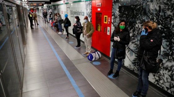 Coronavirus, Fase 2 a Roma: bus pieni a metà. Mascherine per tutti, distributori in metro 