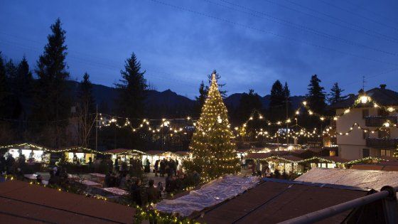 Un mercatino sotto le montagne