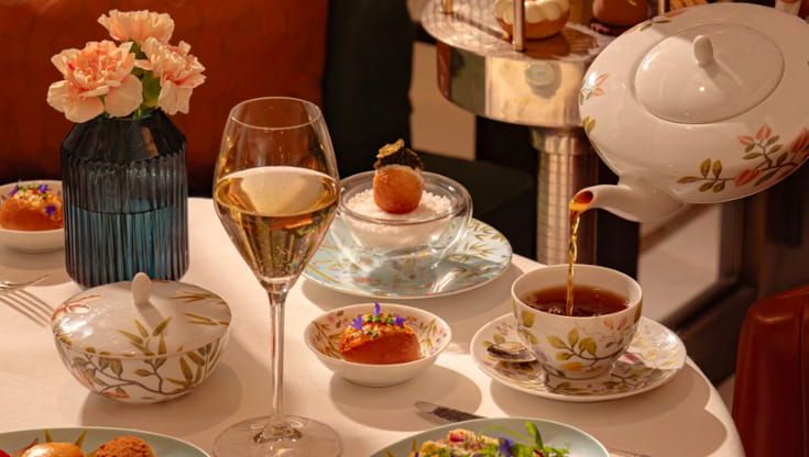 Tra dolci, tartine e cocktail a Londra l’Afternoon tea è floreale