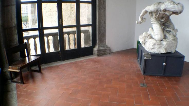 Nuove panche e scaffali al Maschio Angioino