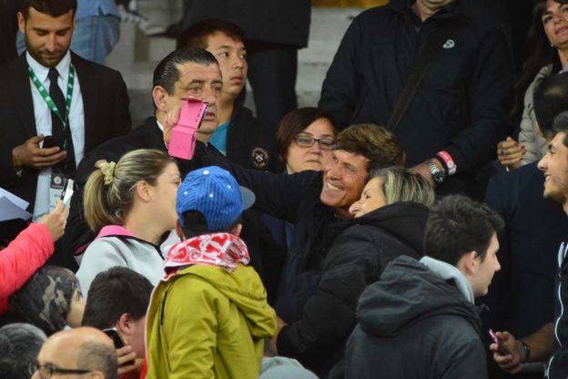 Bari-Bologna, anche Morandi allo stadio: selfie con i fan