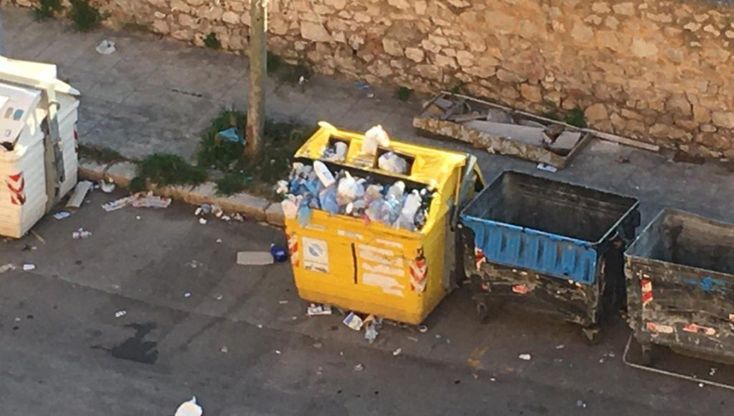 Arenella, campane della plastica sempre piene: protestano i residenti