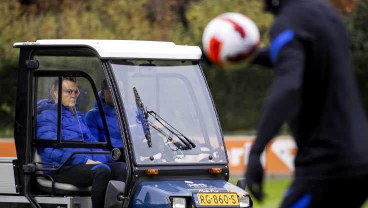 Olanda: cade da bici, Van Gaal in conferenza sulla sedia a rotelle