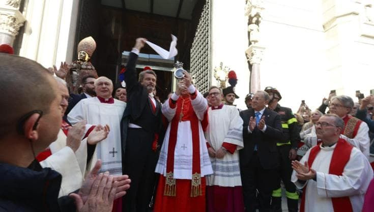 Napoli, si ripete il prodigio di San Gennaro: il sangue si è sciolto alle 17.03