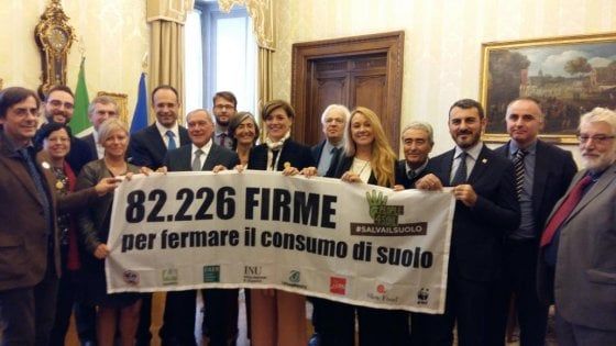 Difesa del suolo, consegnate a Grasso 82mila firme: "Sbloccare subito la legge al Senato"