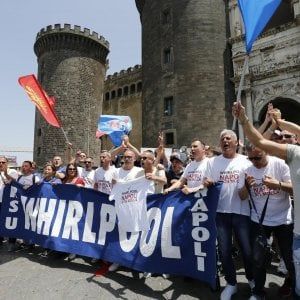 Whirlpool avvia la cessione di Napoli, la Fiom: "E' un'offesa". Mise: "Decisione grave"