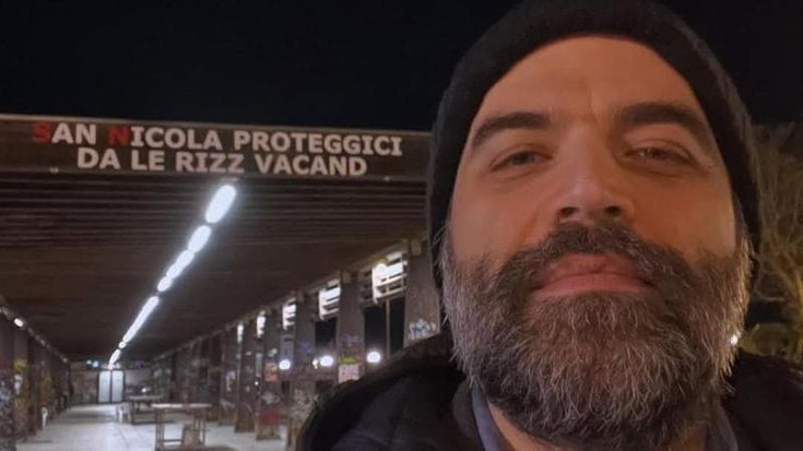 Roberto Saviano e il selfie sul lungomare di Bari: ma la traduzione dal barese è una gaffe social
