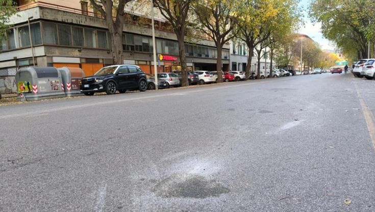 Morto in scooter in via Circondaria, lite prima dell’incidente: caccia a un motociclista