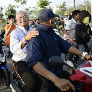 Thailandia, la premier scioglie il parlamentoManifestanti in marcia verso il palazzo del governo
