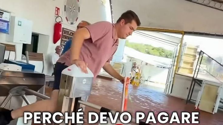 "Tornelli e accesso vietato", nuovo video tra i bagni di Livorno. Il Comune: "Strumentalizzazione"