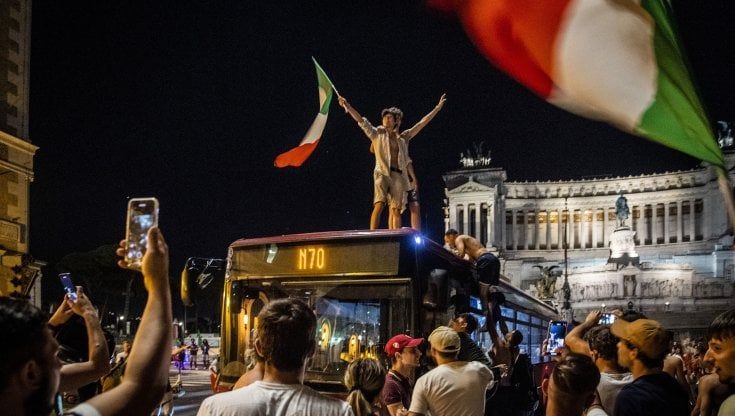 Covid, quindici ragazzi positivi a Ostia: "Ipotesi contagio durante i festeggiamenti per la partita"