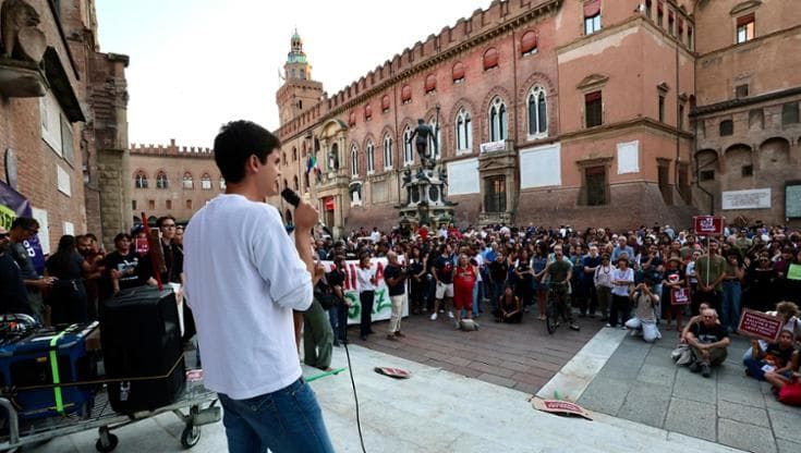 Cpr, la piazza solidale con i medici perquisiti. La Cgil: “Metodi da gestapo”