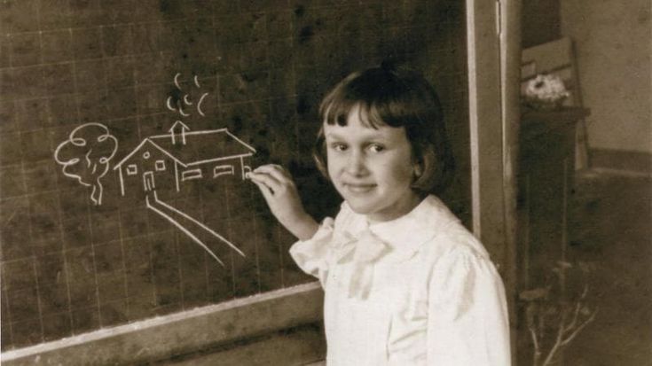 “Primi amori, bacchettate sulle mani, grembiuli, poesie”: cent’anni di ricordi di scuola