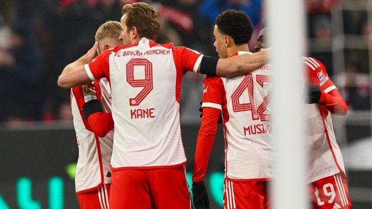 Il Bayern rende onore a Beckenbauer: dedica sulla maglia, 3-0 all'Hoffenheim e Leverkusen nel mirino