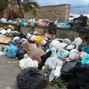 Trapani, tornano i cassonetti per strada: "l'operazione bellezza" del neosindaco Tranchida
