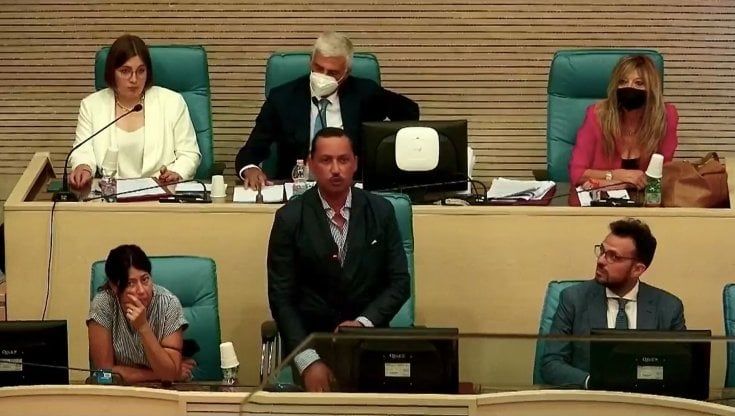 Potenza, tensioni nel centrodestra: il sindaco revoca le deleghe a tre assessori, poi ci ripensa e le riassegna