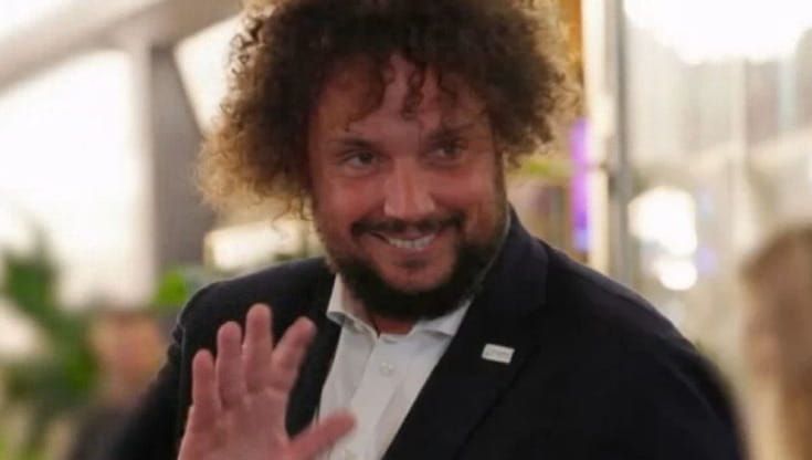Rettiliani, terrapiattisti e negazionisti, il grande circo del complotto in prima serata