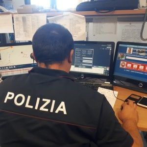 Bari, proiettili vaganti di fucile sfiorano un 33enne mentre fuma sul balcone di casa
