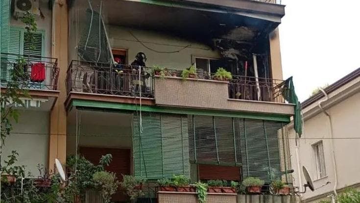 Gragnano, esplosione in un appartamento in centro: morta una donna di 75 anni