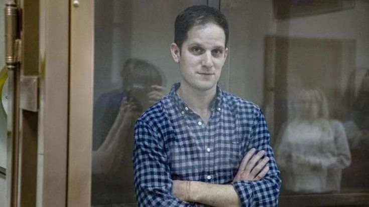 I genitori del reporter Evan Gershkovich: “Italia e Ue premano su Putin perché liberi nostro figlio, non è una spia”