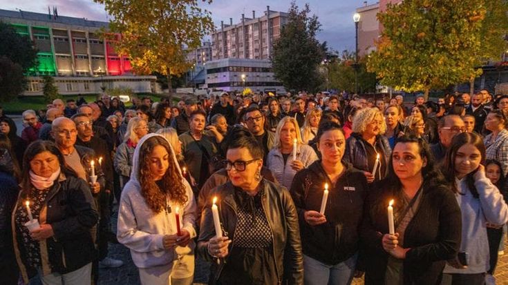 Rozzano, in piazza con le fiaccole per ricordare Manuel: “L’assassino deve pagare”